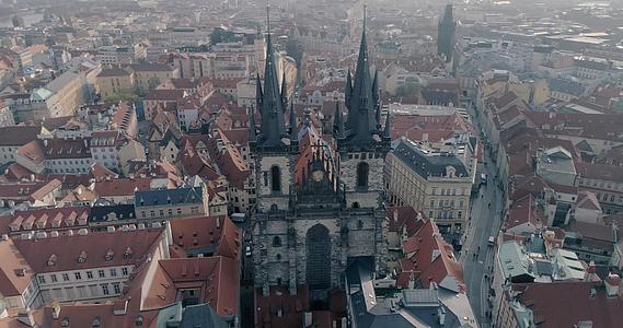 在Tyn布拉格捷克共和国的照片展示了上帝的母亲教堂视频的预览图