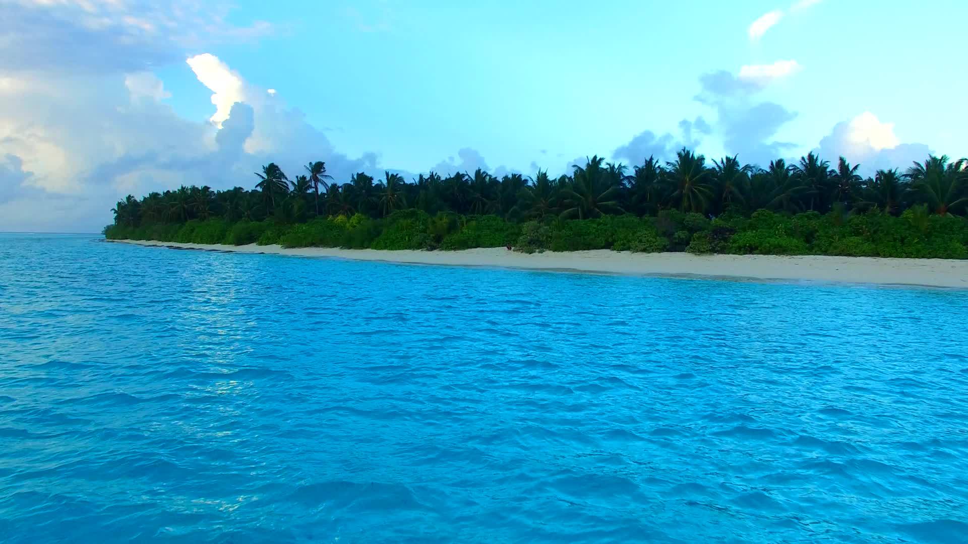 用蓝色的水打破海滩在沙巴附近有一个白色的沙子背景视频的预览图