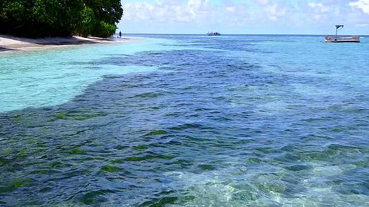 蓝海以白沙为背景在海浪附近游览海滩度假视频的预览图