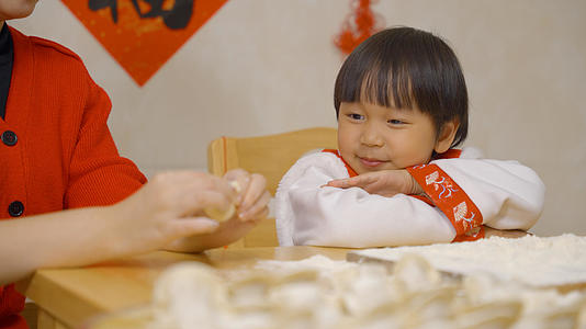 4K孩子看妈妈包饺子过年视频的预览图