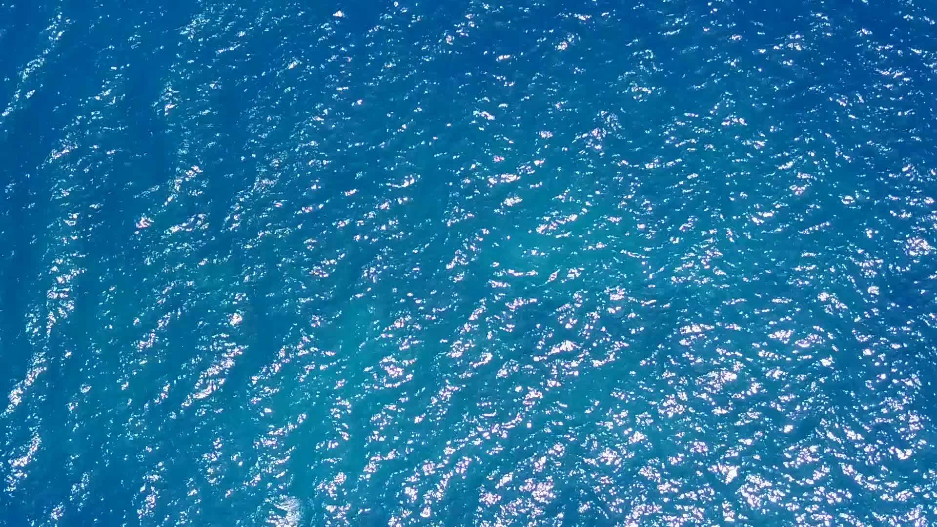 蓝色和绿色的海滩在阳光下视频的预览图