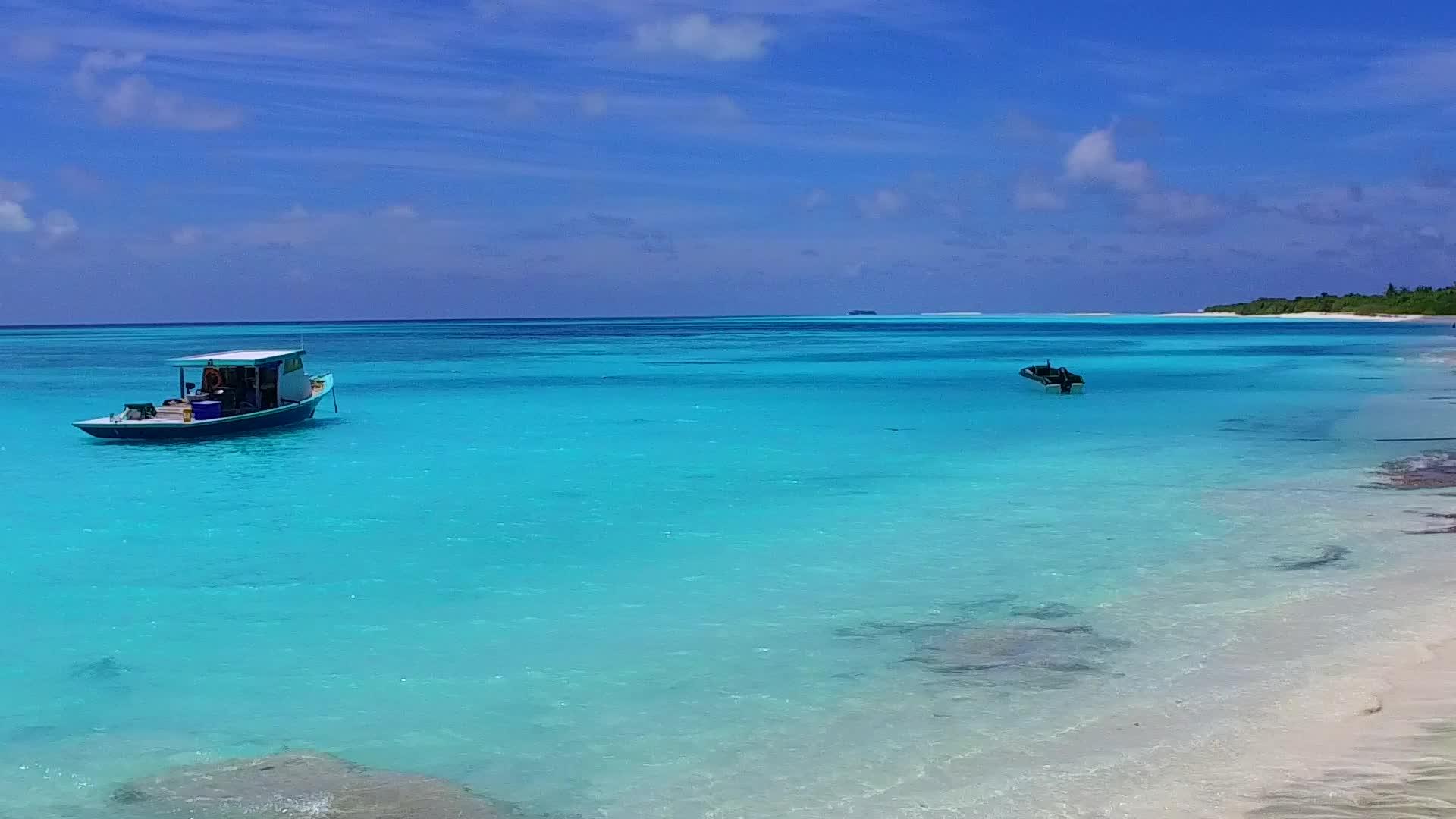 蓝环礁和白沙日落前阳光明媚的天堂湾海滩度假天空视频的预览图