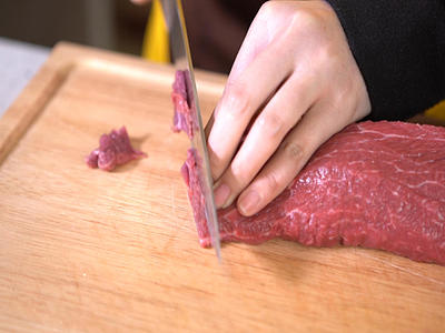 实拍刀切牛肉片视频视频的预览图
