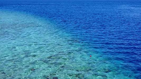 蓝绿色的大海和接近冲浪的白色海滩的背景是海洋湾海滩的生活方式视频的预览图
