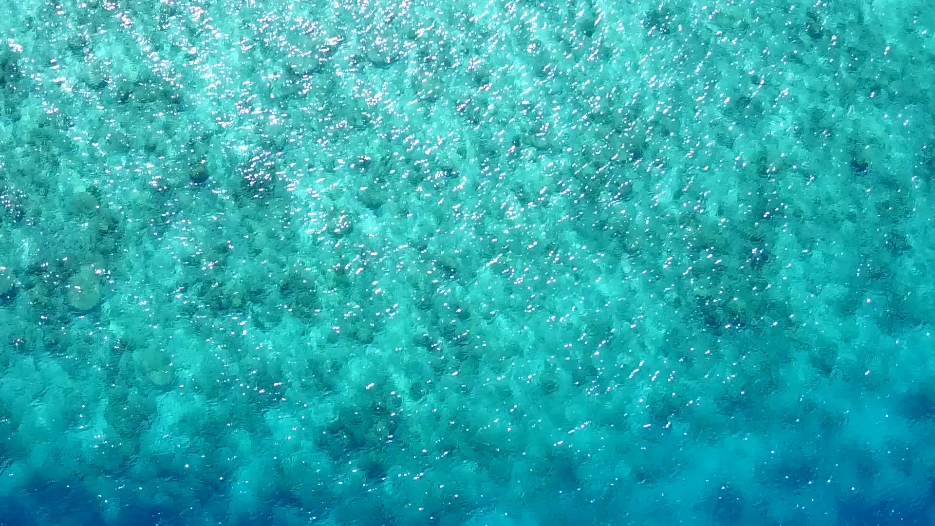 热带度假胜地海滩时光浪漫的海洋风光日出后的蓝海和蓝海视频的预览图