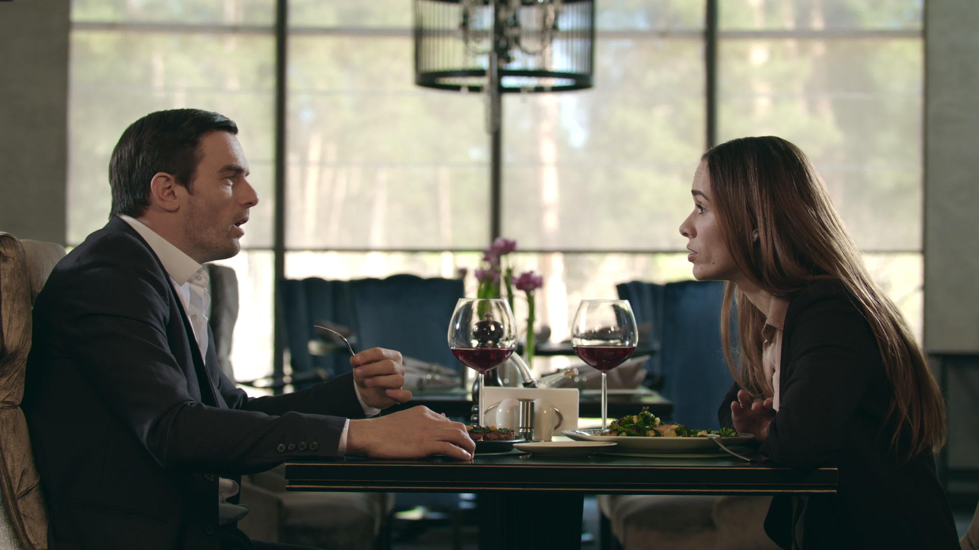 在浪漫的晚宴上餐厅里的夫妻冲突情侣吵架视频的预览图