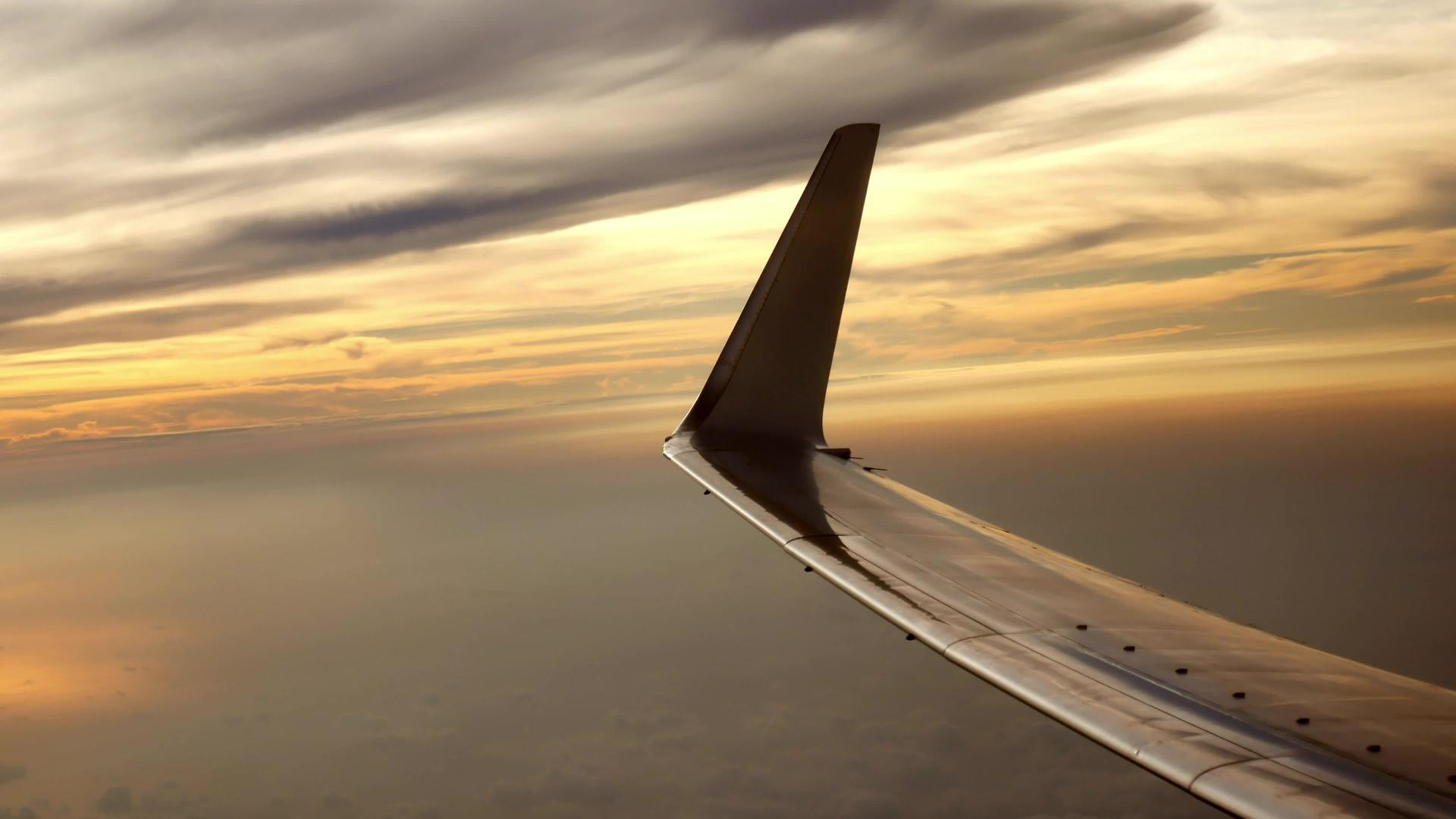 日落时的飞机机翼视频的预览图