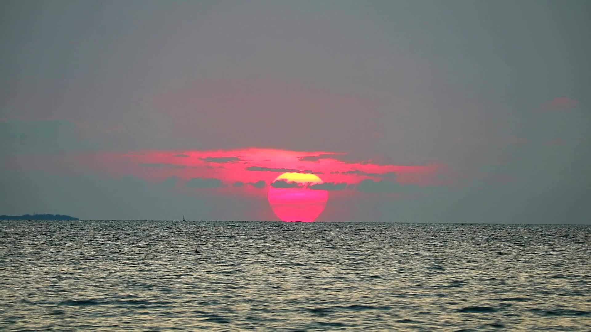 海中日落的结束和月光云的流逝视频的预览图