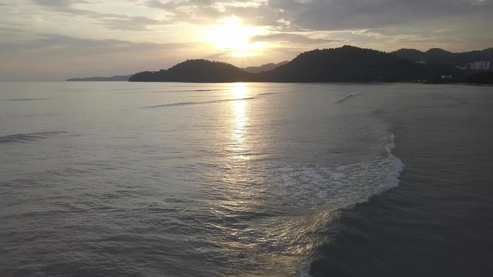 海岸边的日落视频的预览图