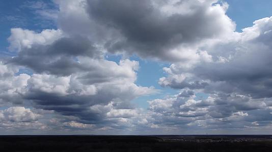 美丽的蓝天和云的背景云的天空和云的天气视频的预览图