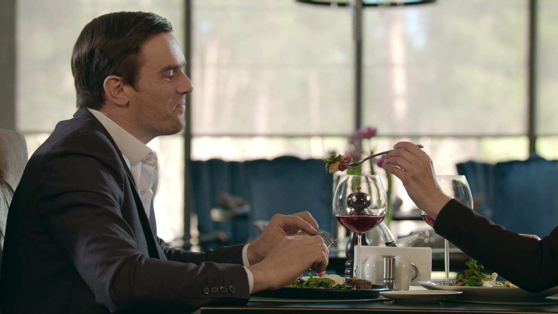 美女在晚餐时喂男人吃饭一对情侣在餐厅吃饭视频的预览图