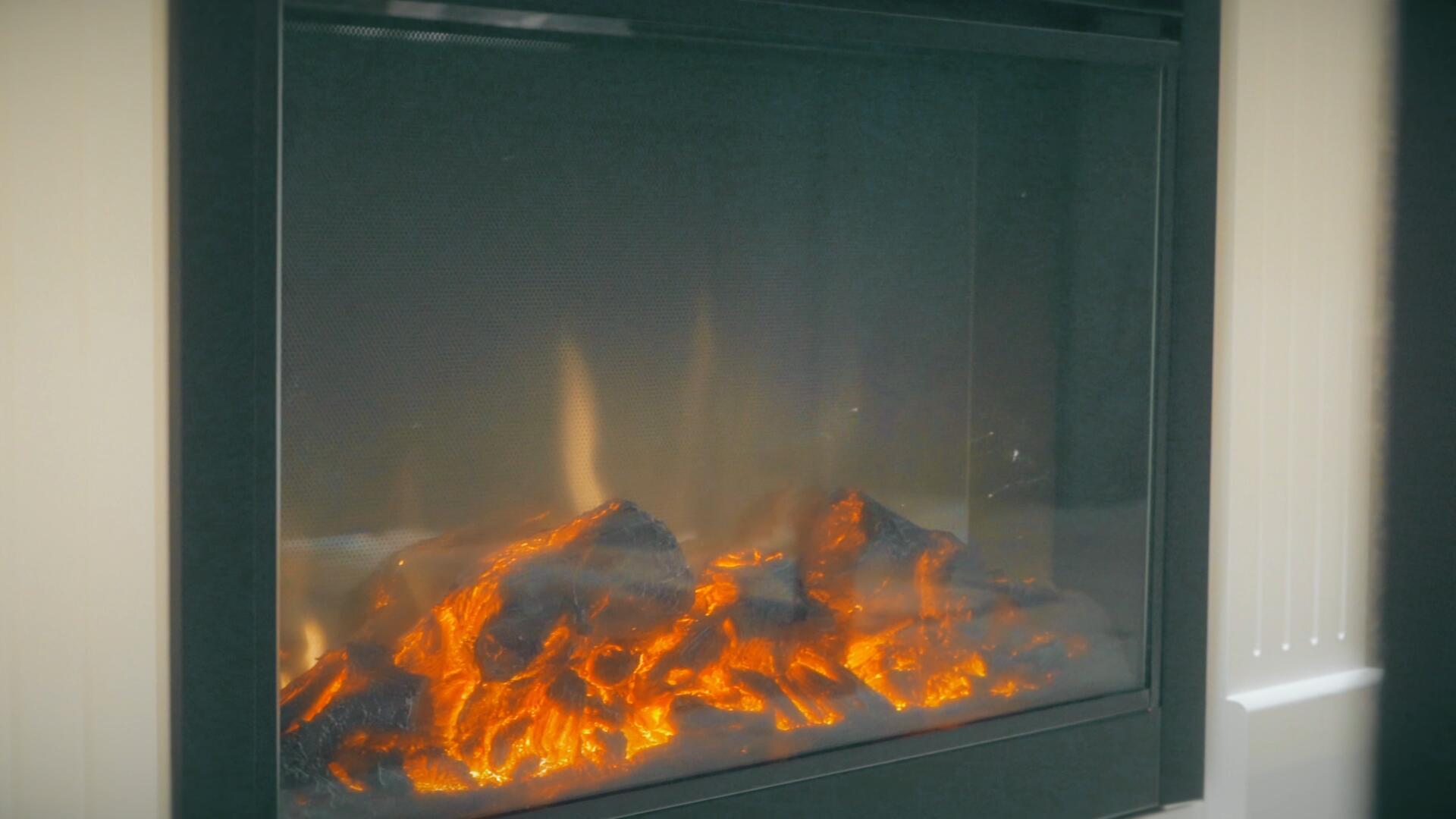 冬天家庭电子取暖炉视频的预览图