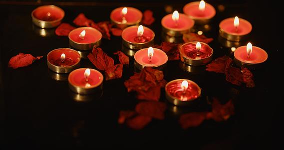 「企业」玫瑰花瓣和红色圆饼蜡烛视频的预览图