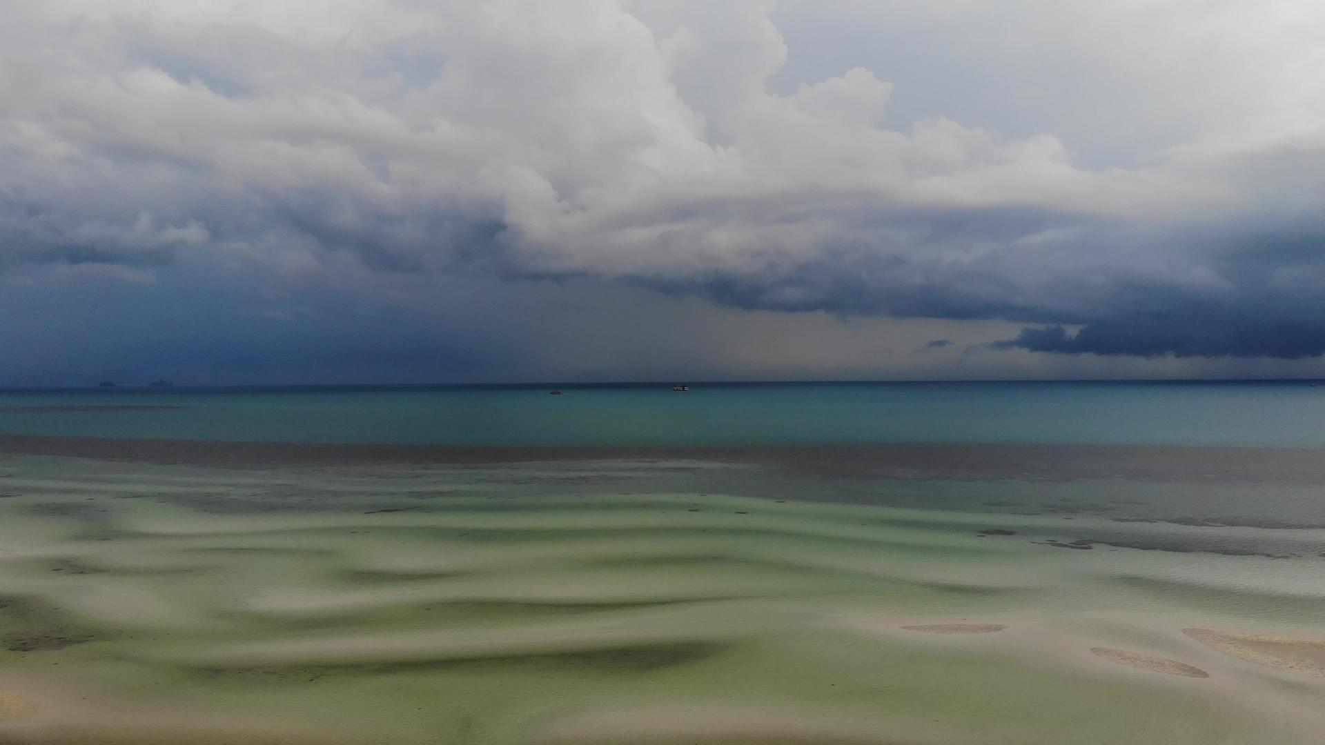 风雨如磐石的天空和不寻常的白色沙滩海岸在晴朗的日子里视频的预览图