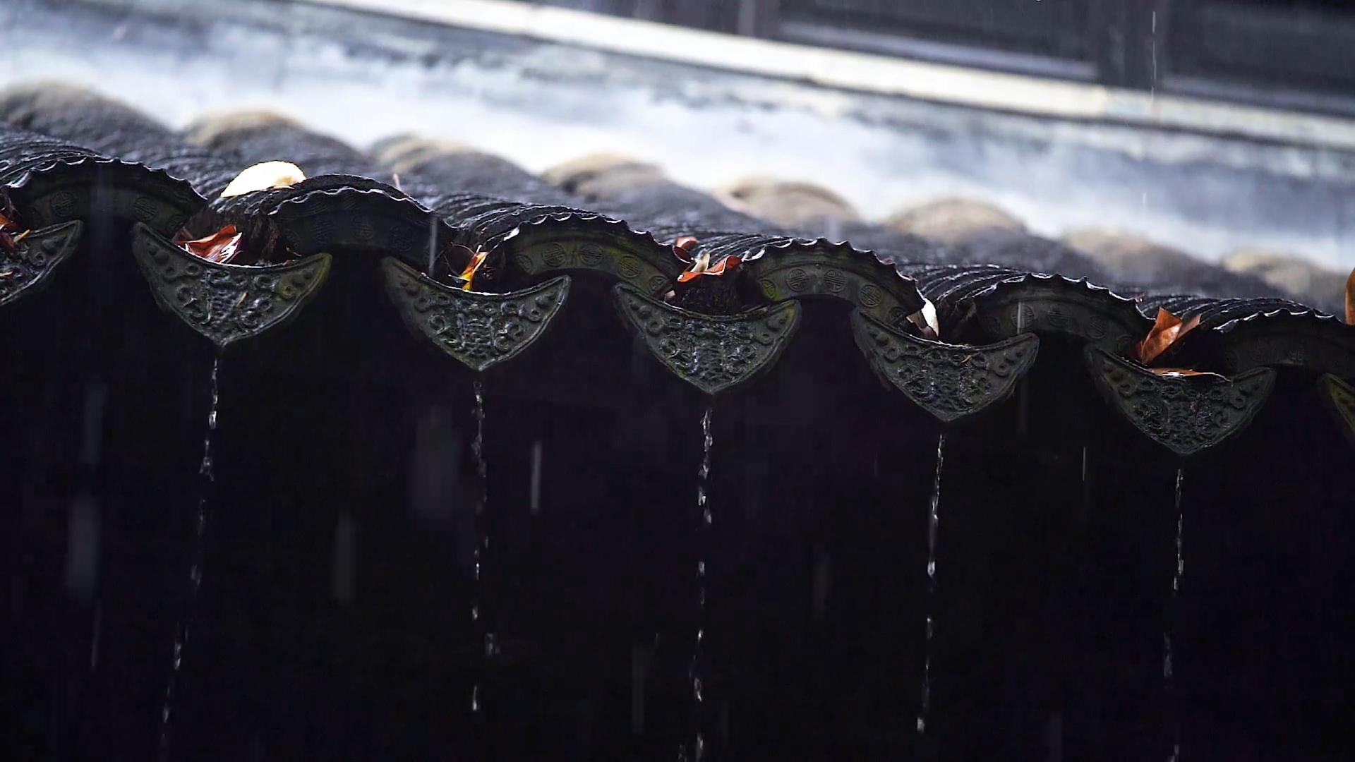 下雨天的屋檐视频的预览图