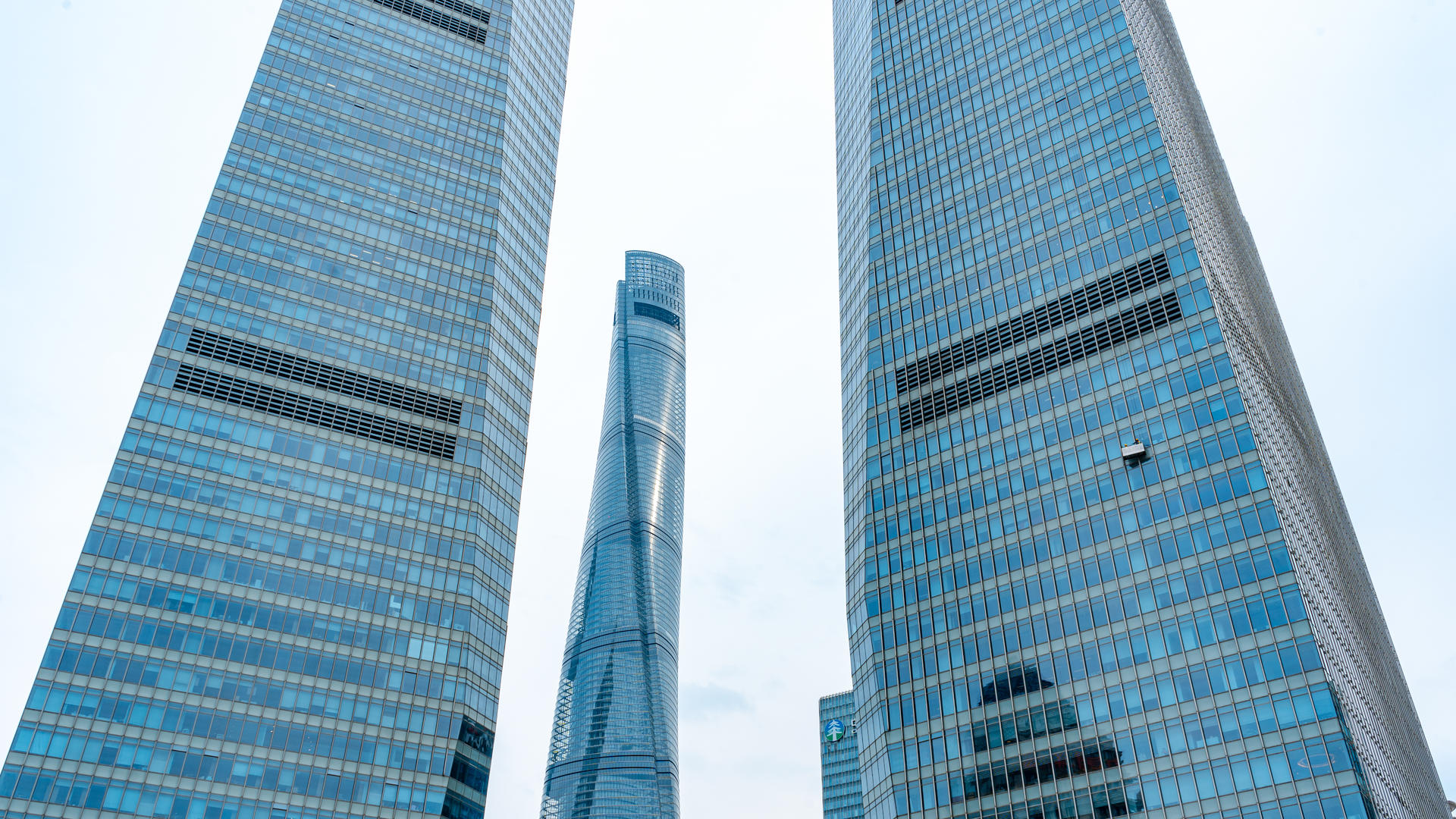 8K移动延时上海中心大厦耸立云端视频的预览图
