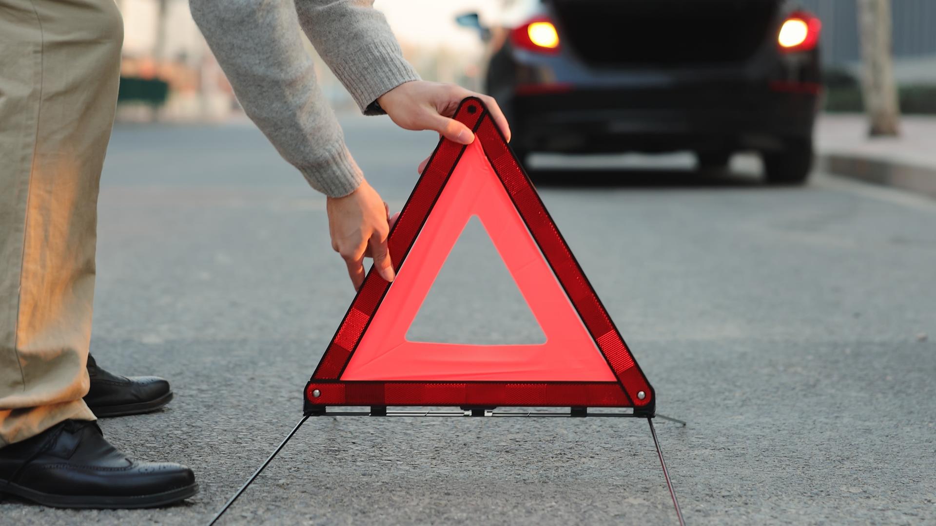 汽车故障男子放置三角警示牌视频的预览图