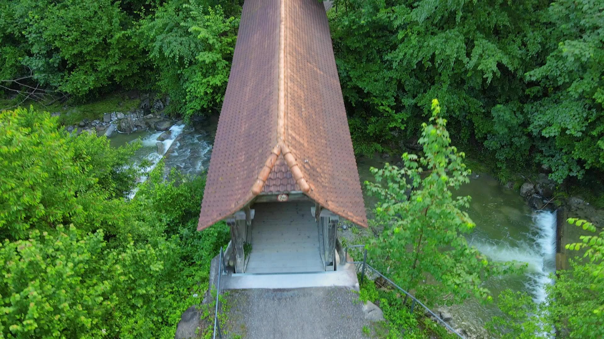 祖格洛兹河上空的古老木桥视频的预览图