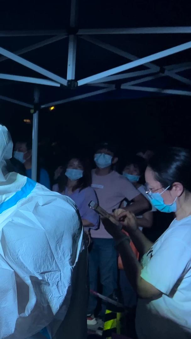 南京夜间全民核酸检测现场实拍视频的预览图