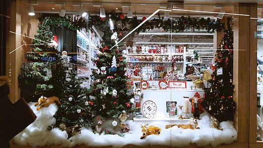 圣诞节商场橱窗闪烁着弥红灯圣诞树视频的预览图