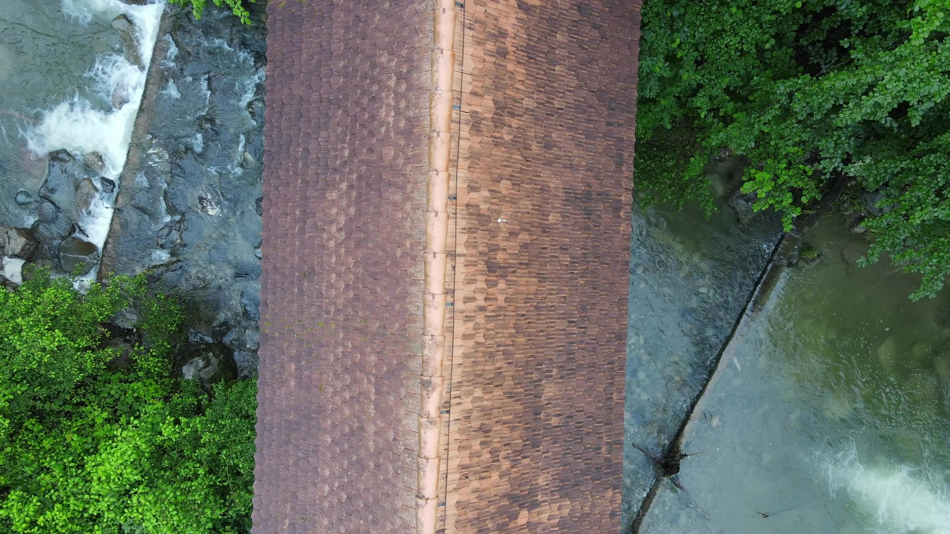 祖格洛兹河上空的古老木桥视频的预览图