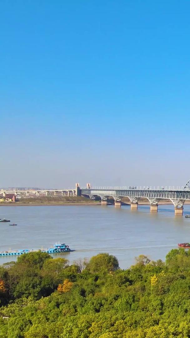 航拍九江长江大桥中国桥梁里程碑建筑视频的预览图