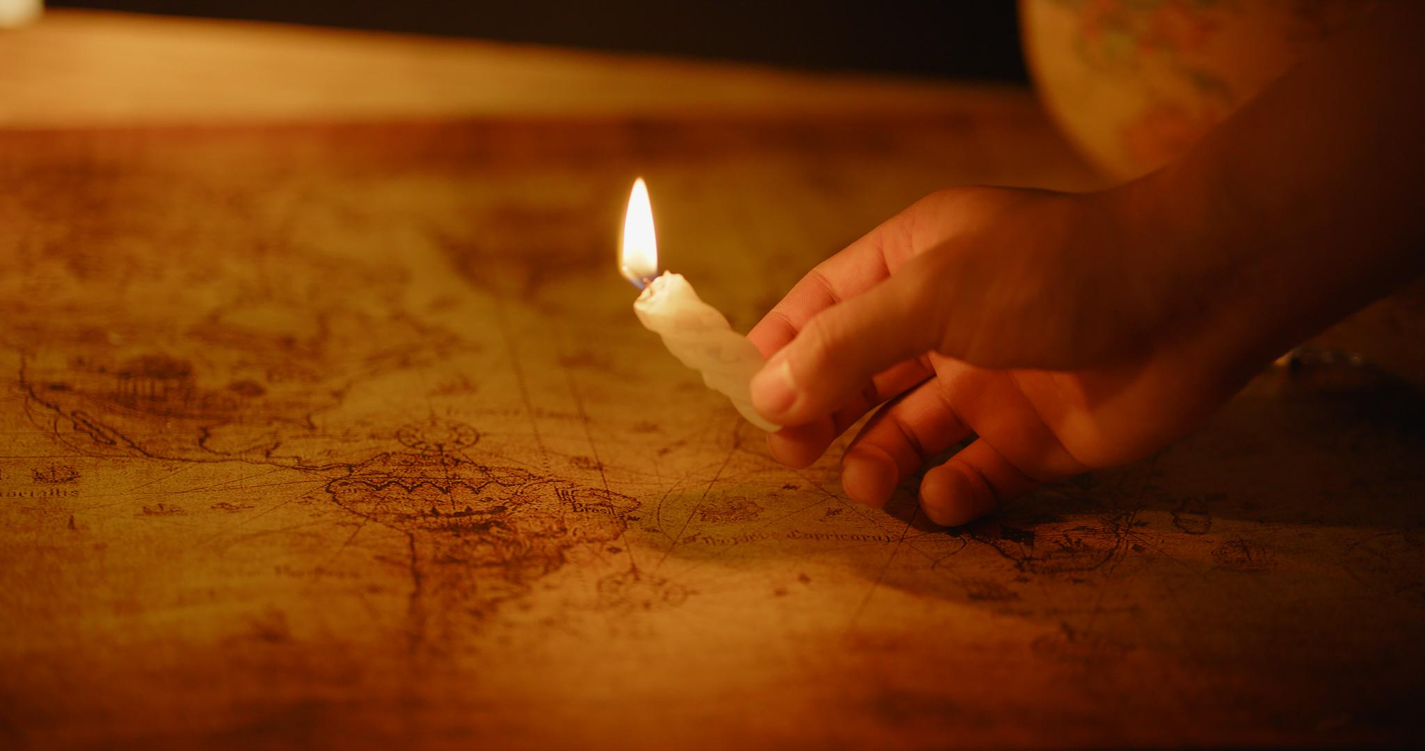「企业」手拿白色蜡烛查看地图视频的预览图