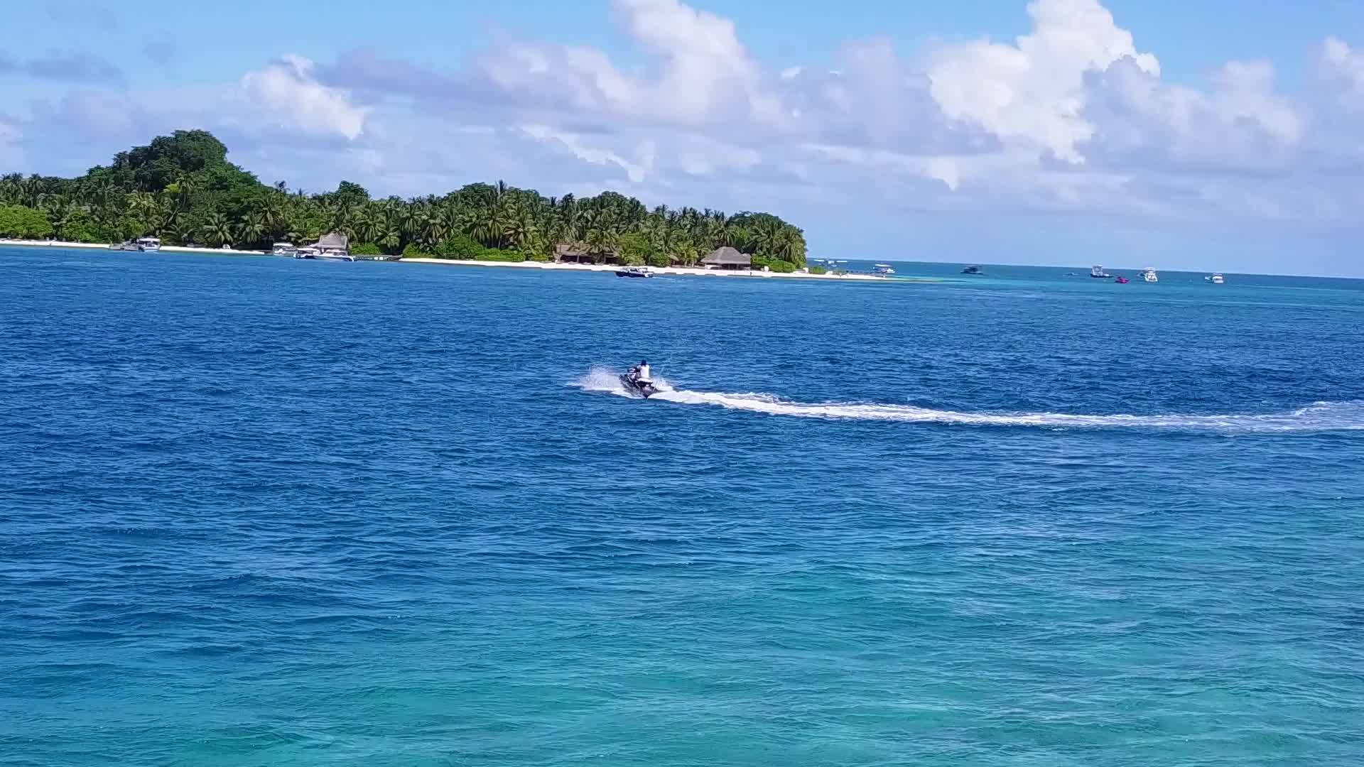 浅环礁湖位于海滩附近背景为白沙的浅浅礁湖从宽角抽取地面底部视频的预览图