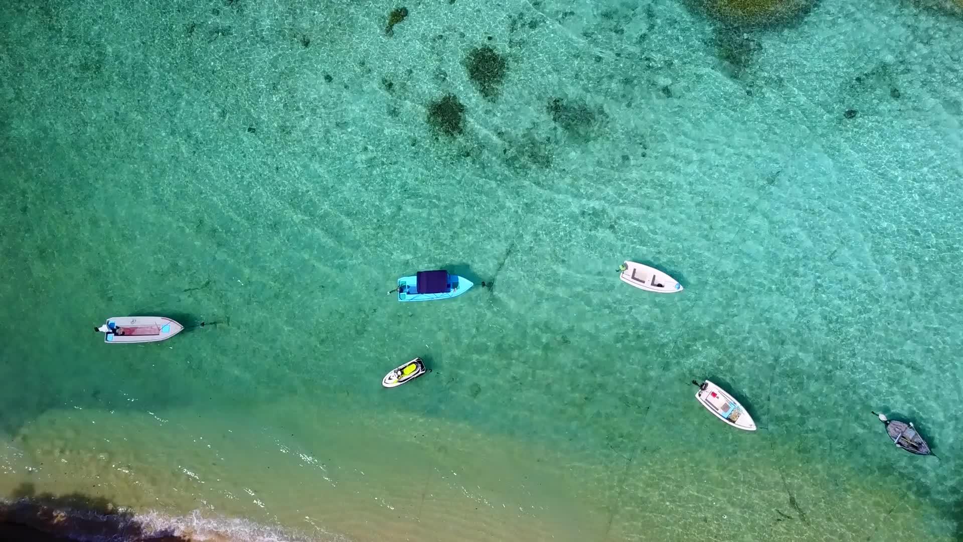 清澈的环礁湖和阳光下的白沙视频的预览图