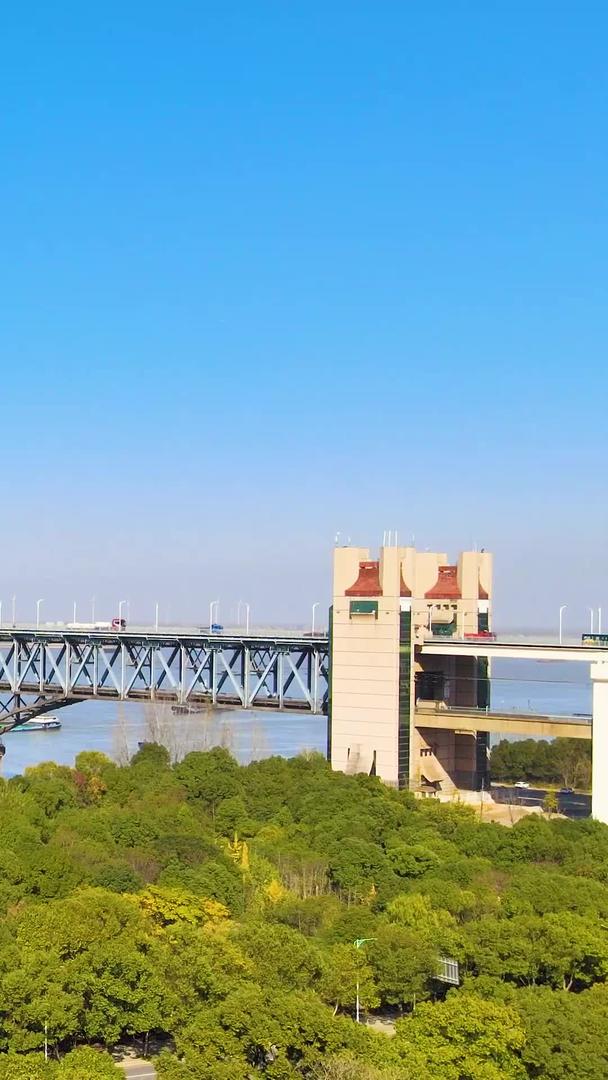航拍九江长江大桥中国桥梁里程碑建筑视频的预览图
