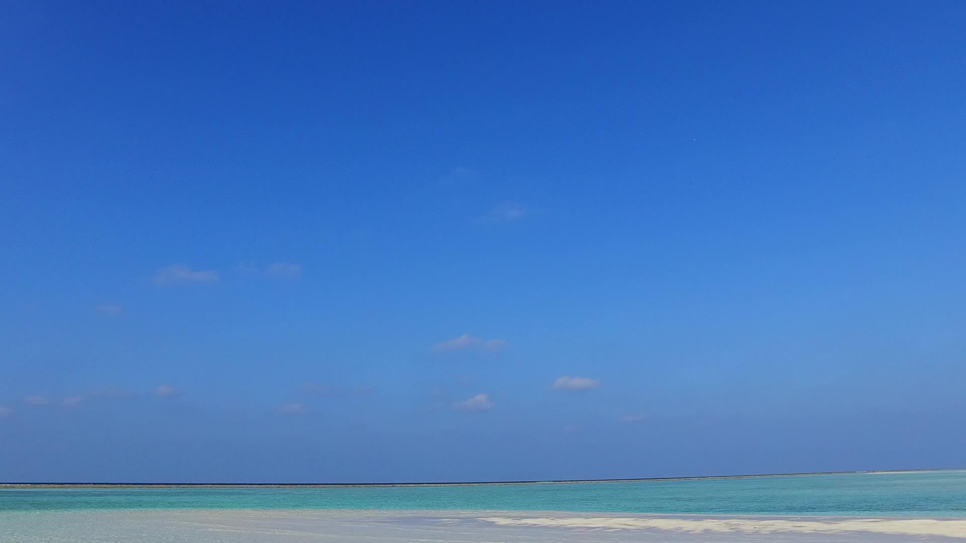 珊瑚礁附近的蓝色水和白色海滩背景包括豪华海滩海滩视频的预览图