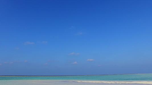 珊瑚礁附近的蓝色水和白色海滩背景包括豪华海滩海滩视频的预览图