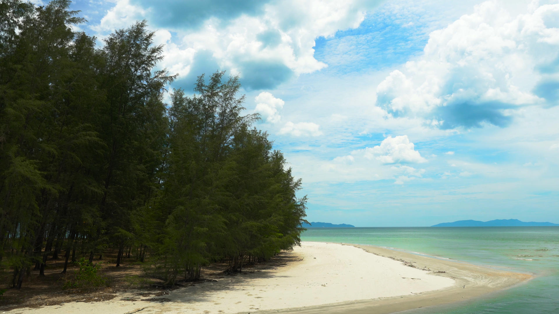 泰国白沙滩树林海水海滨延时4K视频的预览图