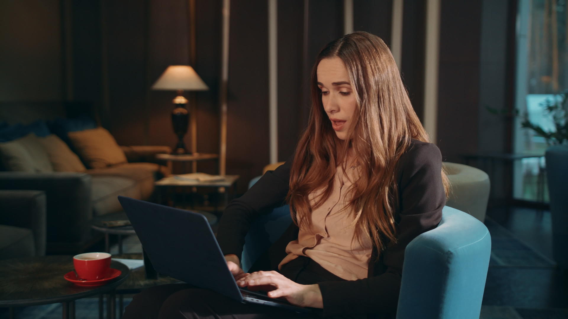 快乐的商业女性使用笔记本电脑视频的预览图