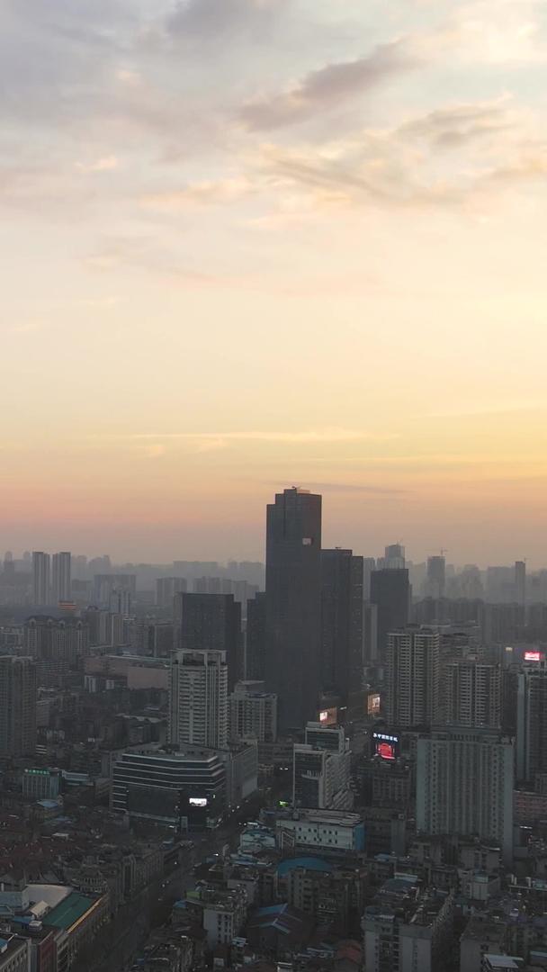 航拍城市夕阳晚霞商业地产天际线素材视频的预览图