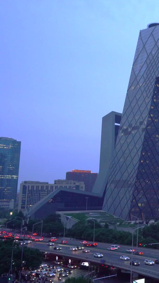 拍摄北京地标央视大楼车流夜景视频的预览图