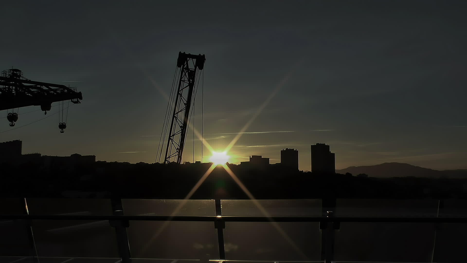 城市日落建筑工地拍摄视频的预览图