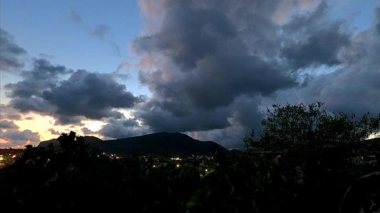 秋天的夜晚邪恶的山羊乌云和太阳视频的预览图