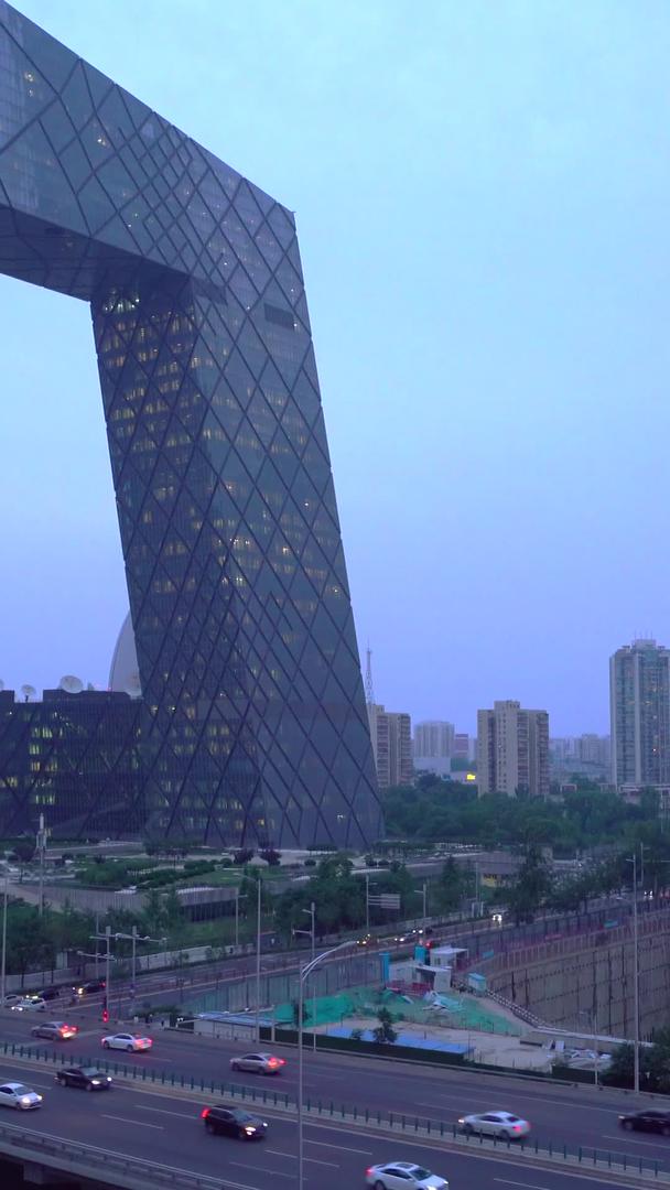 拍摄北京地标央视大楼车流夜景视频的预览图