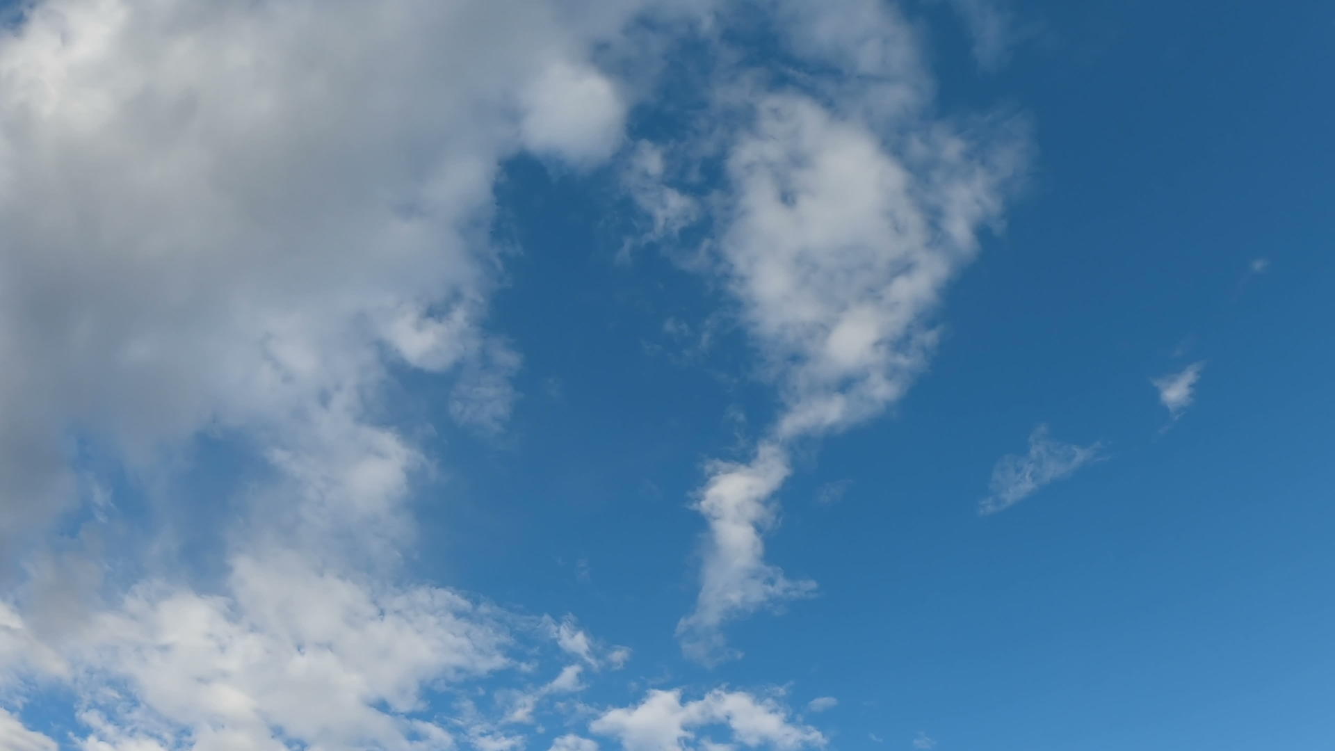 白云在蓝天中飞过时空视频的预览图