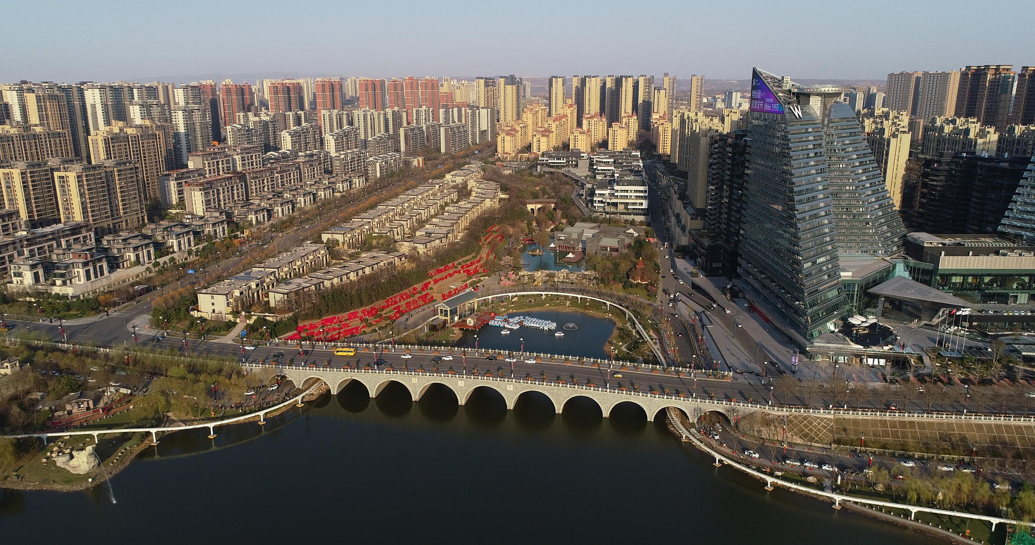 西安曲江高档住宅区4K航拍视频的预览图