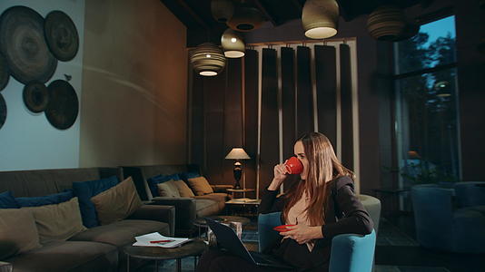 女商人在酒店休息室喝咖啡女商人茶杯视频的预览图