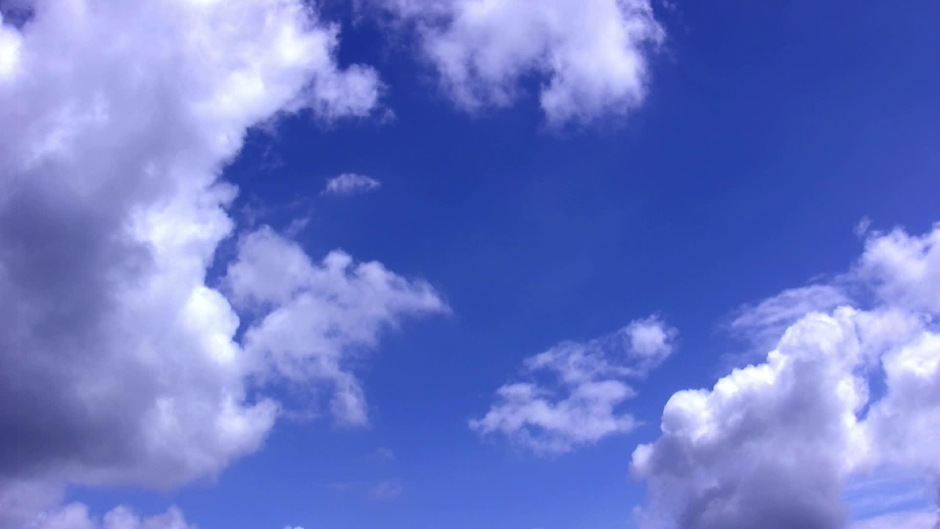 蓝色天空中云层的快速流动hd视频的预览图