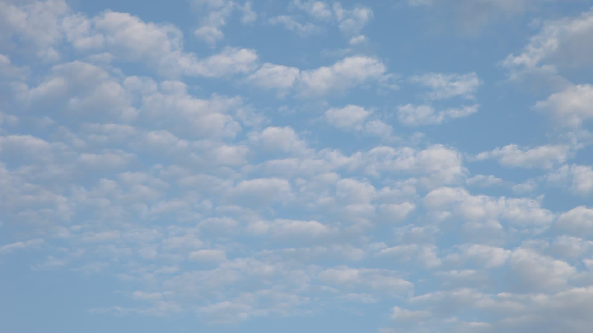 蓝天中的云彩视频的预览图