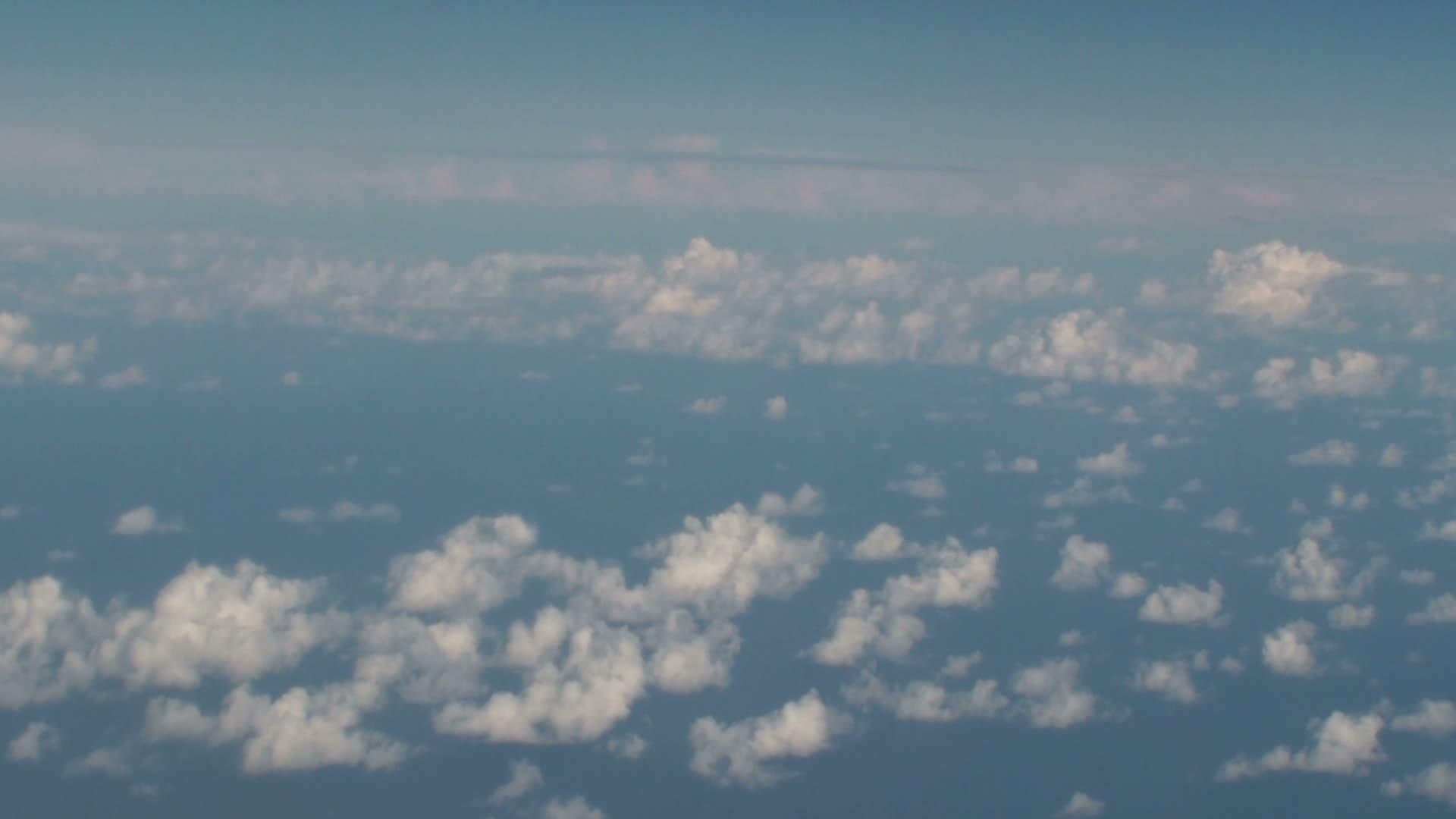 蓝天在海面上飘浮视频的预览图