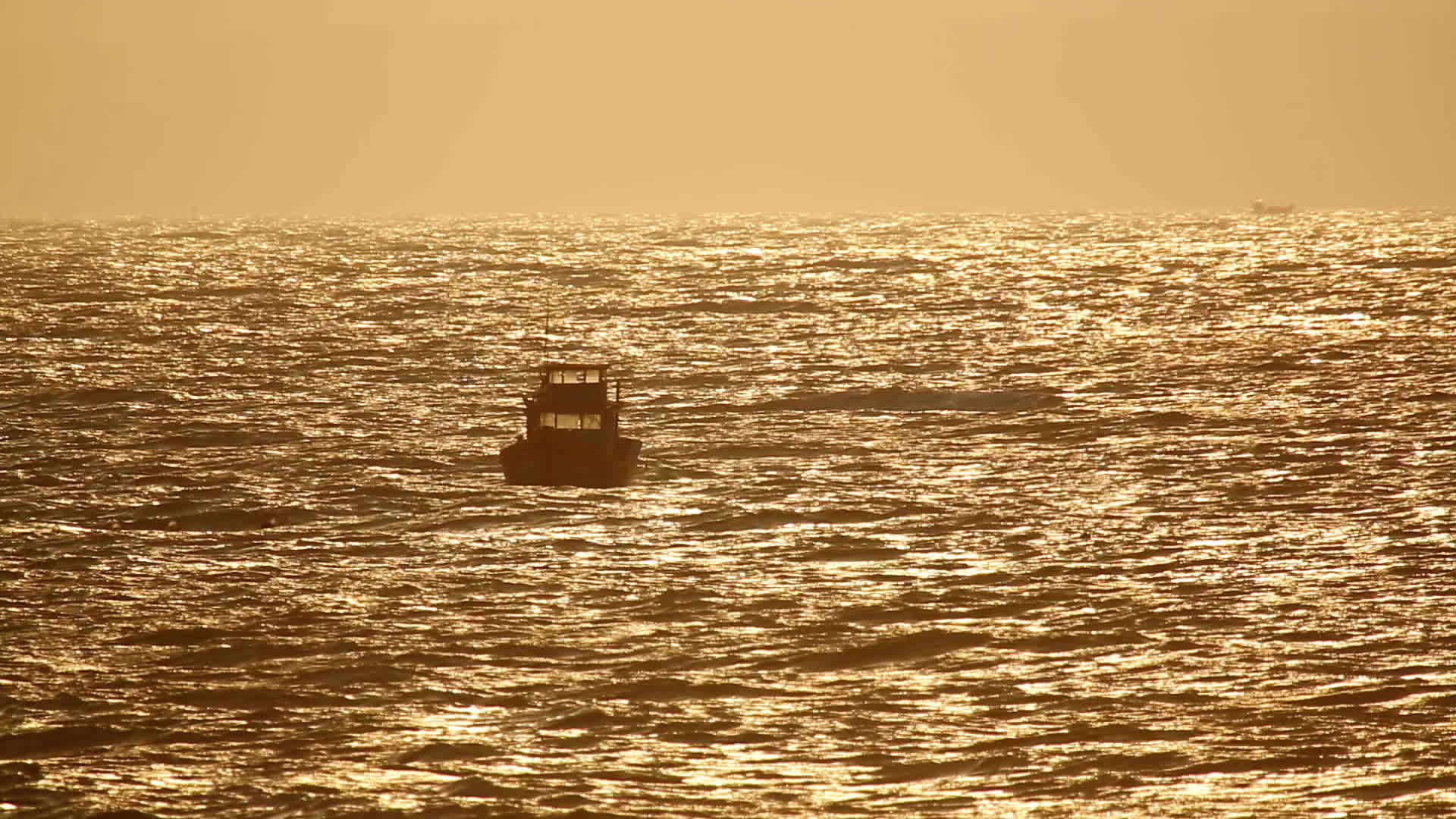 日落时船在海浪中摇摆视频的预览图