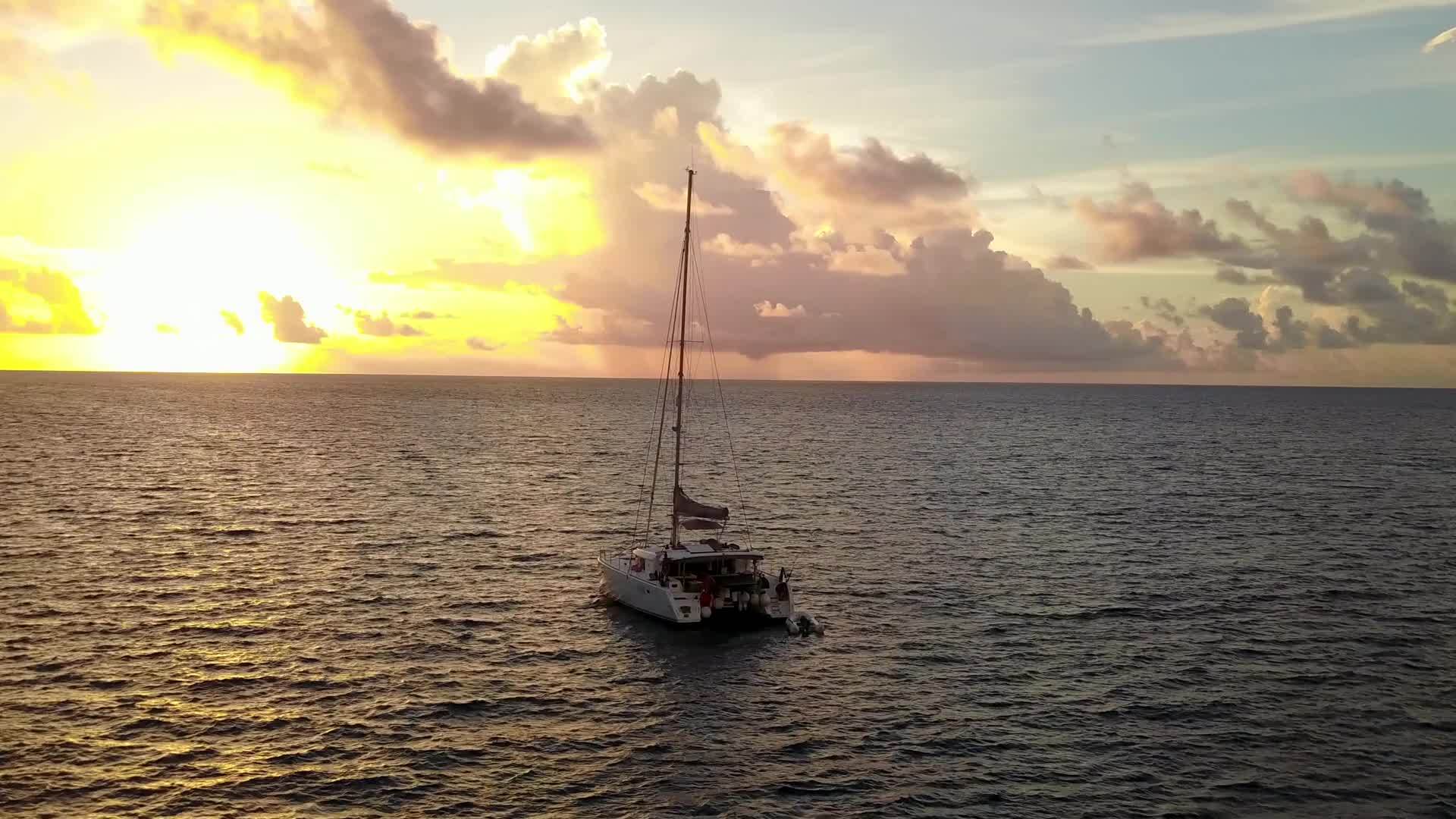 在沙洲附近的蓝海和白沙的背景下欣赏异国情调的海边视频的预览图