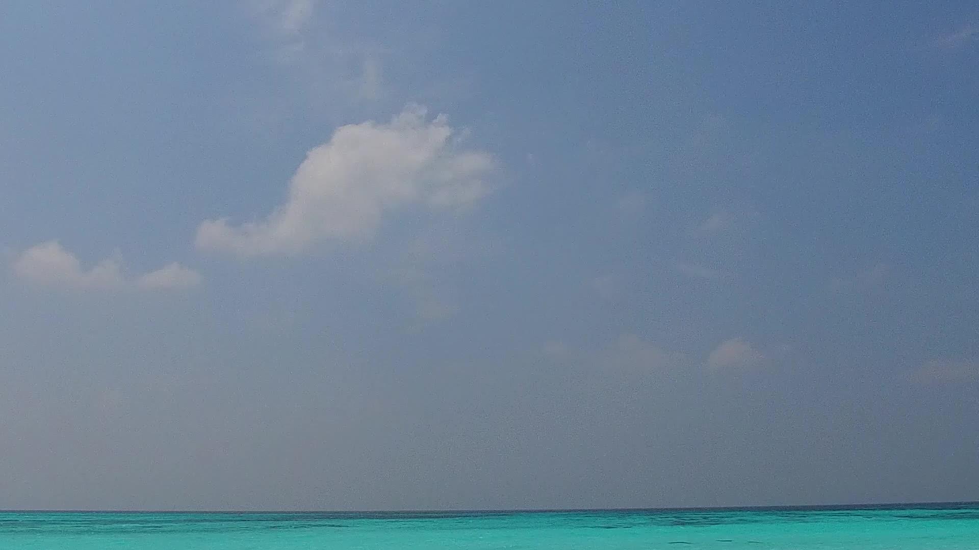 水蓝色海洋和冲浪附近的白色海滩背景安静的旅游海滩时间视频的预览图