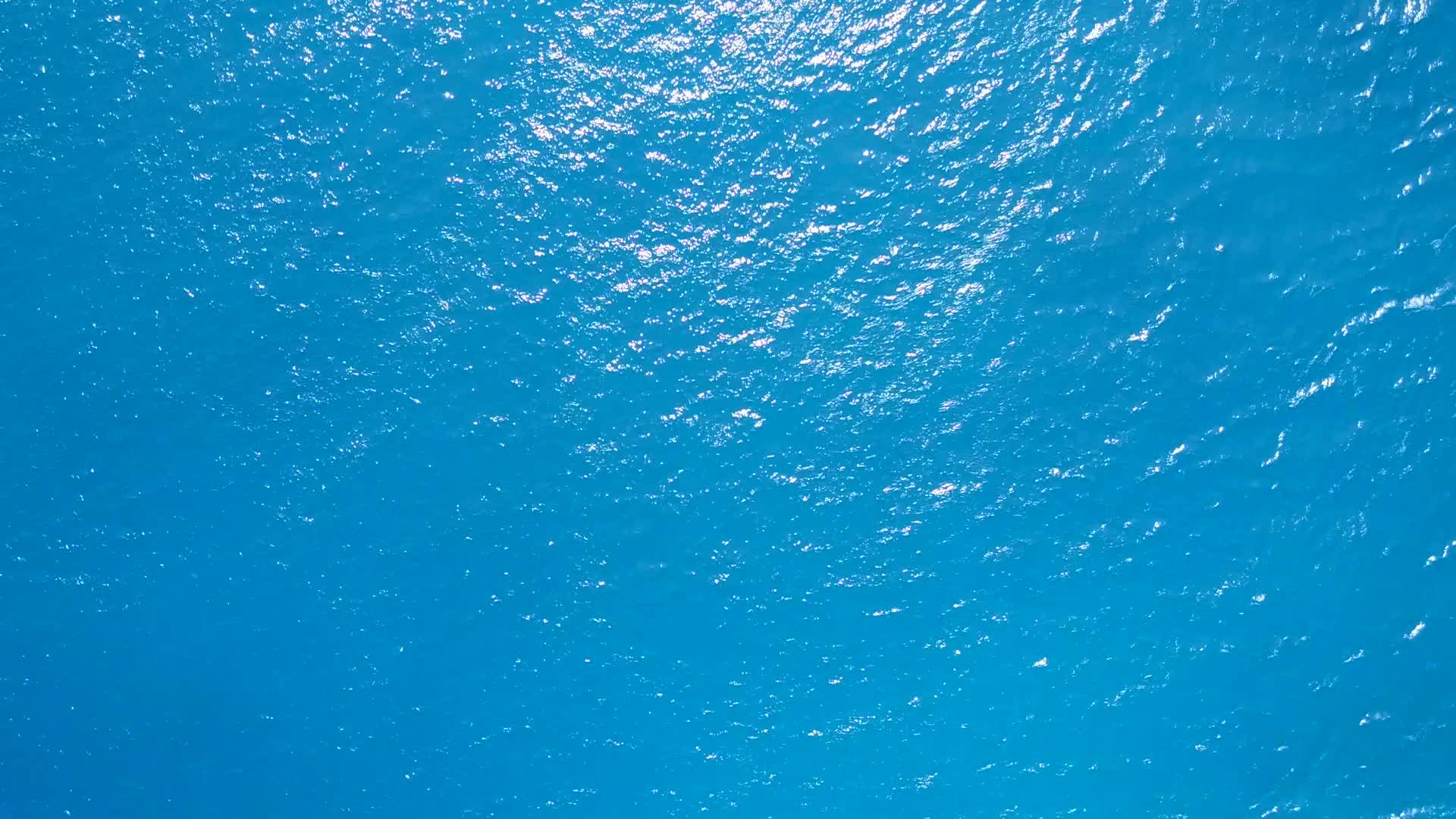 环礁湖海滩由蓝色的绿色海水和白色的沙子组成视频的预览图