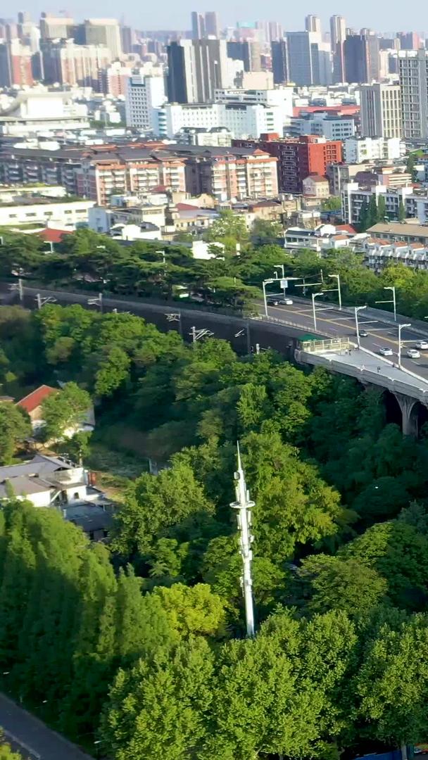 武汉长江大桥桥头堡航拍和桥上交通视频的预览图
